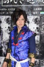 囲み取材に応じる喜矢武豊。(c)渡瀬悠宇／小学館