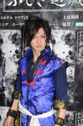 囲み取材に応じる喜矢武豊。(c)渡瀬悠宇/小学館