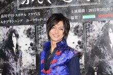 囲み取材に応じる喜矢武豊。(c)渡瀬悠宇／小学館