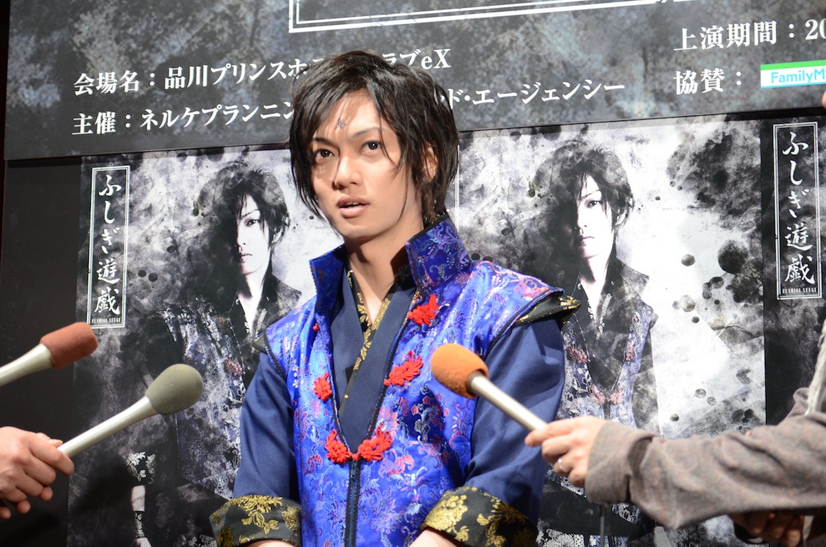 囲み取材に応じる喜矢武豊。(c)渡瀬悠宇／小学館