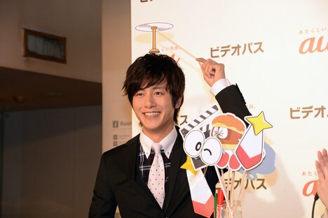タケコプターのフォトプロップスを手にする溝端淳平。