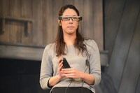 字幕メガネを装着した図。