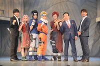 松田誠氏、アイア株式会社代表取締役の萩島宏氏、株式会社ぴえろ代表取締役社長の本間道幸氏とともにポーズを決めるキャストたち。