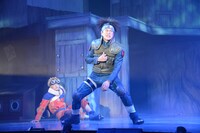 ライブ・スペクタクル「NARUTO-ナルト-」のシーン実演。(c)ライブ・スペクタクル「NARUTO-ナルト-」製作委員会2015