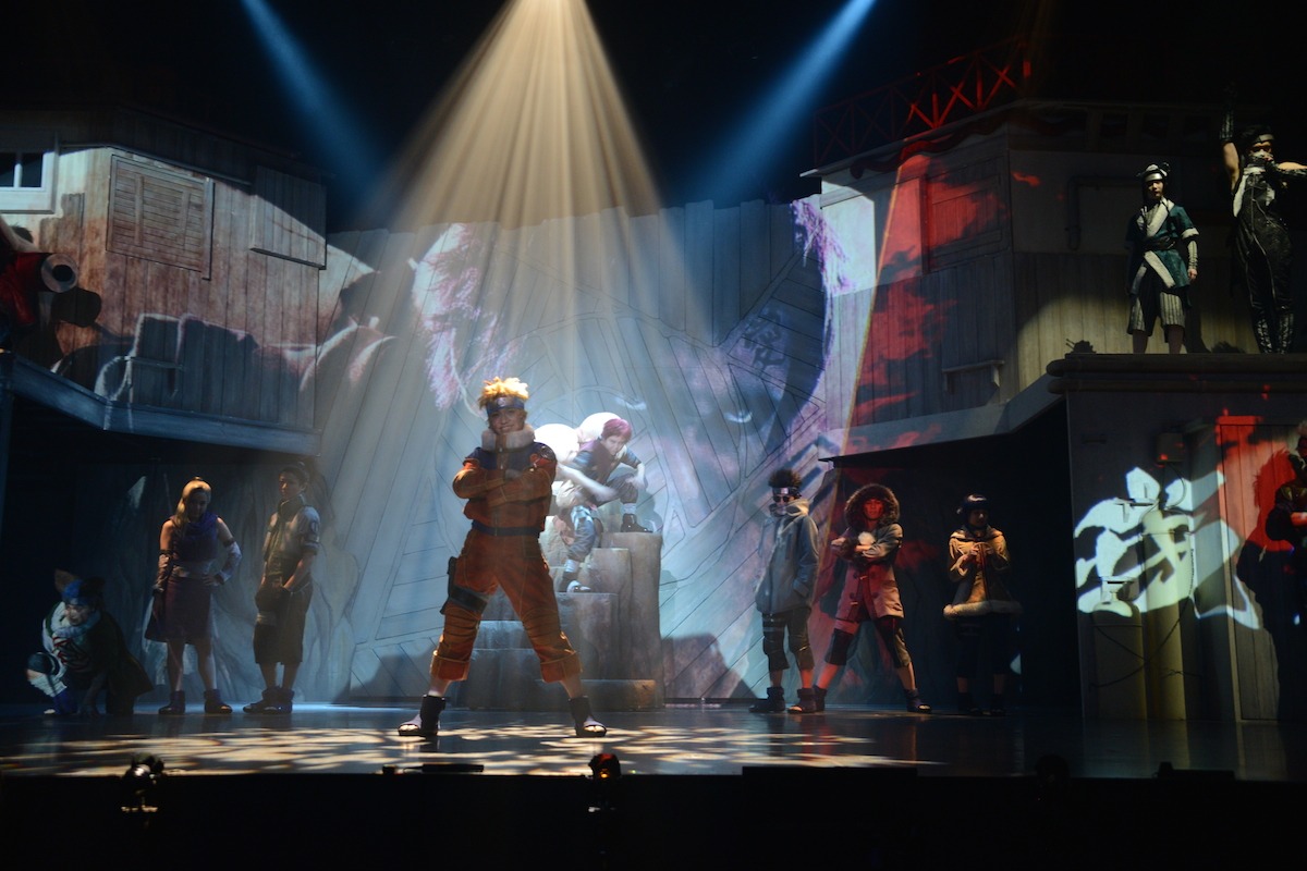 ライブ・スペクタクル「NARUTO-ナルト-」のシーン実演。(c)ライブ・スペクタクル「NARUTO-ナルト-」製作委員会2015
