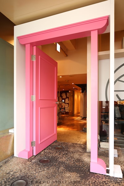 エントランスにはどこでもドアが登場。