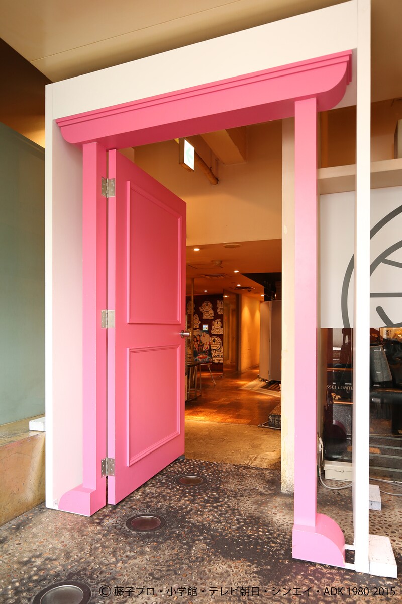 エントランスにはどこでもドアが登場。