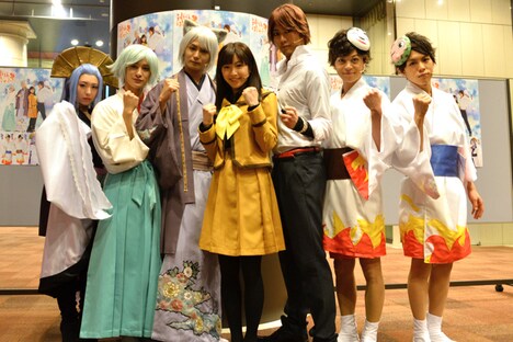 囲み取材に応じるキャストたち。