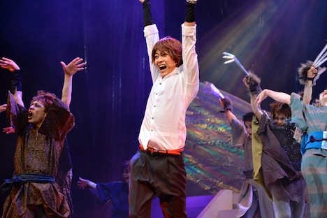 「神様はじめました THE MUSICAL♪」ゲネプロより、フィーバーする南圭介演じる鞍馬。