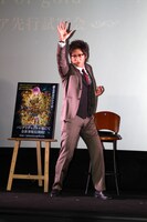 「ペガサス流星拳」を披露する細川茂樹。