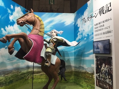 「AnimeJapan 2015」電通ブースに展示されている、実物大アルスラーン騎馬立像。