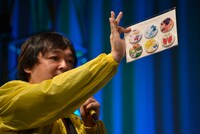 講談社ブースで販売されている缶バッヂをアピールするおさBU。 (c)武内直子・PNP・講談社・東映アニメーション