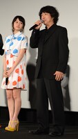 山本舞香（左）と羽住英一郎監督。