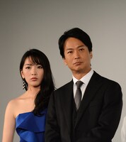 知英（左）と烏間惟臣役の椎名桔平。