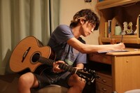 映画「群青色の、とおり道」より、作曲中の主人公。 (c)「群青色の、とおり道」製作委員会、太田市