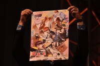 観客に抽選でプレゼントされた3人のサイン入りポスター。