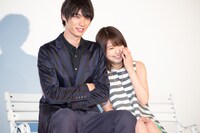 “肩ズン”シーンを実演する福士蒼汰と有村架純。