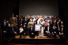 選考員と記念撮影をする東村アキコ。