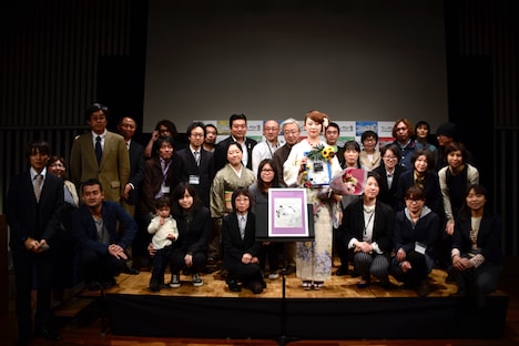 選考員と記念撮影をする東村アキコ。