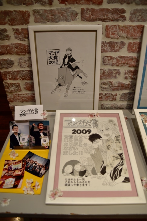 マンガ大賞2015授賞式会場に展示された、過去の受賞作のイラスト。