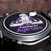 「とんかつDJアゲ太郎 スリップマット」の使用イメージ。(c)イーピャオ・小山ゆうじろう／集英社