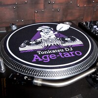 「とんかつDJアゲ太郎 スリップマット」の使用イメージ。(c)イーピャオ・小山ゆうじろう／集英社