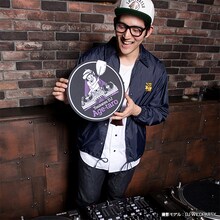 「とんかつDJアゲ太郎 スリップマット」の使用イメージ。(c)イーピャオ・小山ゆうじろう／集英社