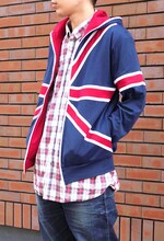 「九条カレン パーカー」の男性着用例 (c)原悠衣・芳文社/ハロー!!きんいろモザイク製作委員会