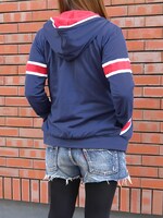 「九条カレン パーカー」の女性着用例 (c)原悠衣・芳文社/ハロー!!きんいろモザイク製作委員会