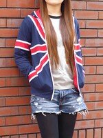 「九条カレン パーカー」の女性着用例 (c)原悠衣・芳文社/ハロー!!きんいろモザイク製作委員会