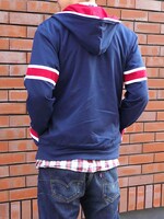 「九条カレン パーカー」の男性着用例 (c)原悠衣・芳文社/ハロー!!きんいろモザイク製作委員会