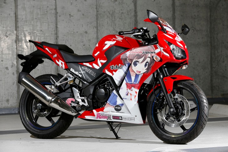 佐倉羽音仕様の「ばくおん!!」公式痛車。(c)おりもとみまな（ヤングチャンピオン烈）2012 車両施工：じおくりえいと 車両提供：U-MEDIA（梅田モータース）／秋田書店／eBookJapan