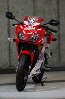 佐倉羽音仕様の「ばくおん!!」公式痛車。(c)おりもとみまな（ヤングチャンピオン烈）2012 車両施工：じおくりえいと 車両提供：U-MEDIA（梅田モータース）／秋田書店／eBookJapan