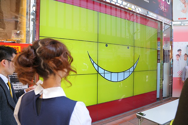 タワーレコード渋谷店の店頭ビジョンでは「殺せんせー時報動画」を上映。