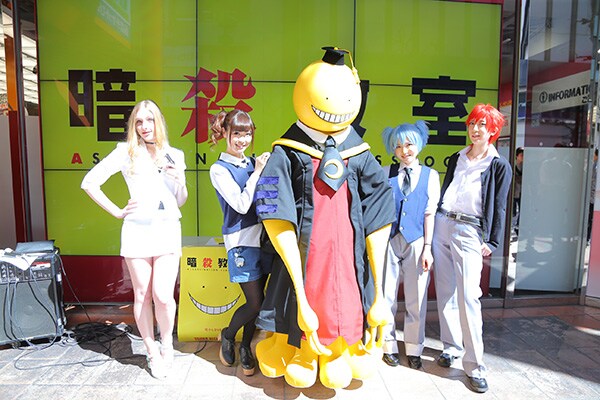 潮田渚役の渕上舞と殺せんせーの着ぐるみ、渚、業、ビッチ先生に扮したコンパニオン。