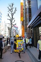 渋谷の街中に殺せんせーが登場。