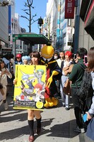 渋谷の街中に殺せんせーが登場。