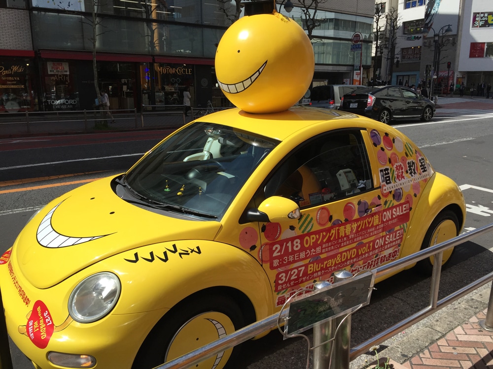 「暗殺教室」のラッピングカーが渋谷を走行。