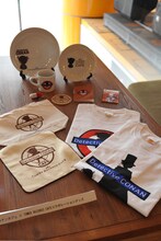 コナンカフェ限定グッズの数々。(c)青山剛昌/小学館・読売テレビ・TMS 1996