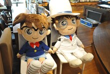 コナンと怪盗キッドの特大ぬいぐるみ。(c)青山剛昌/小学館・読売テレビ・TMS 1996