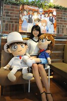 コナン・怪盗キッドの特大ぬいぐるみと、第47回ミス日本コンテスト2015準ミス日本の秋山果穂。