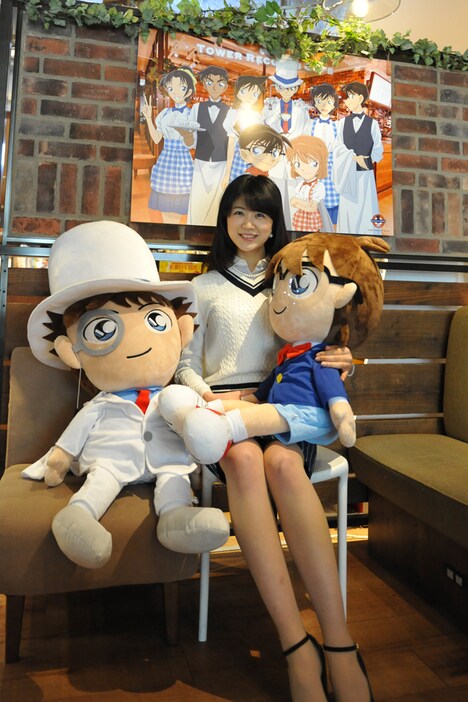 コナン・怪盗キッドの特大ぬいぐるみと、第47回ミス日本コンテスト2015準ミス日本の秋山果穂。