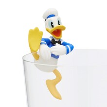 「コップのフチのディズニーキャラクターズ」の「乗り越えドナルド」(c)Disney (c)タナカカツキ/KITAN CLUB