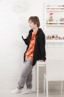 烏野高校モデルパーカーの着用例 (c)古舘春一/集英社・「ハイキュー!!」製作委員会・MBS