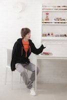 烏野高校モデルパーカーの着用例 (c)古舘春一/集英社・「ハイキュー!!」製作委員会・MBS