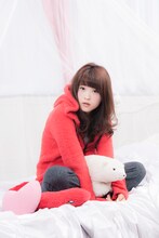 音駒高校モデルパーカーの着用例 (c)古舘春一/集英社・「ハイキュー!!」製作委員会・MBS