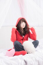 音駒高校モデルパーカーの着用例 (c)古舘春一/集英社・「ハイキュー!!」製作委員会・MBS