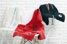 (左から)青葉城西高校モデルパーカー、音駒高校モデルパーカー、烏野高校モデルパーカー(c)古舘春一/集英社・「ハイキュー!!」製作委員会・MBS