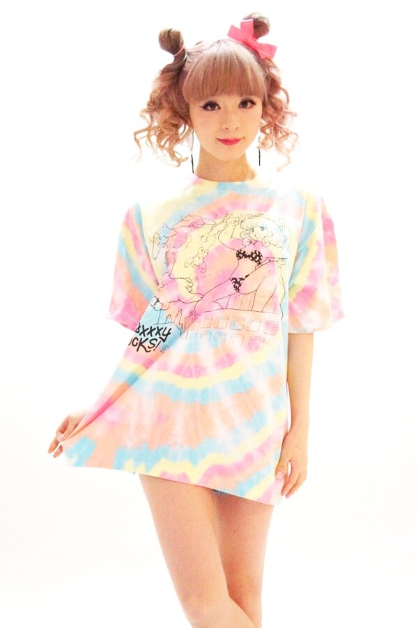 「吾妻ひでお×galaxxxy Kong Girl Tシャツ」の着用写真（モデル：メイリア、GARNiDELiA）。