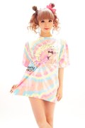 「吾妻ひでお×galaxxxy Kong Girl Tシャツ」の着用写真(モデル:メイリア、GARNiDELiA)。